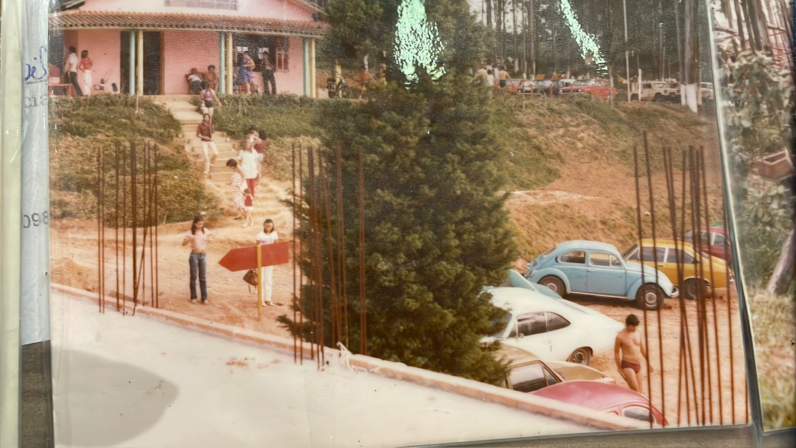 Vista da secretaria ao fundo e estacionamento nos anos 80