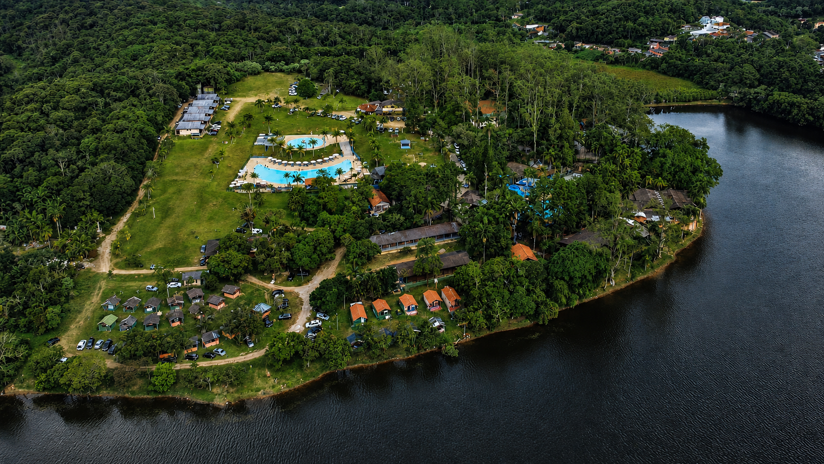 Vista aérea do Clube dos Bancários com área verde, piscinas e estrutura de lazer